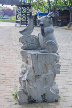 十二生肖卯兔石雕塑侧面全景