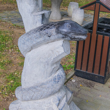 十二生肖巳蛇石雕塑的侧面