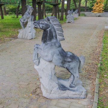 十二生肖午马石雕像侧面全景