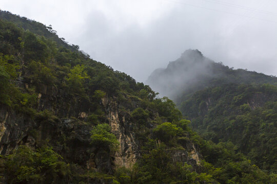高山雾绕
