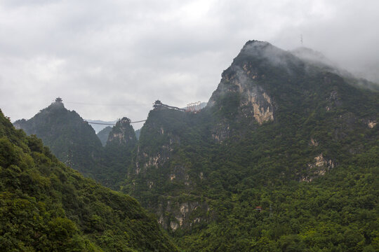 雾绕山头