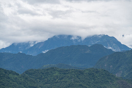 云雾缭绕的山峰