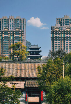 城市里的古今建筑对比中国风