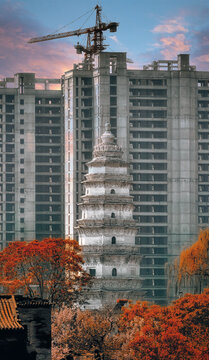 城市里的古今建筑对比中国风