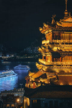 佛寺与观光游船夜景柳州西来古寺