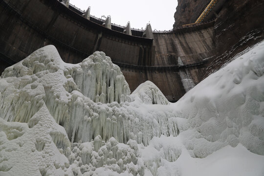 龙庆峡谷中冰挂