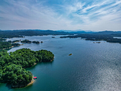 鲇鱼山蓝天绿水青山绿树