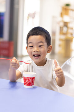 一个小男孩开心吃冰激淋