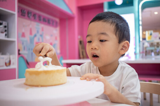 一个小男孩做蛋糕