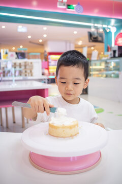 一个小男孩做蛋糕