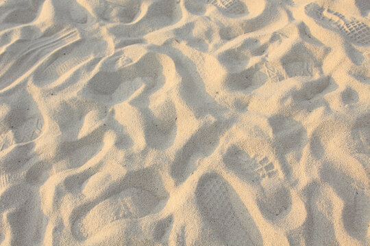 踩满脚印的沙滩