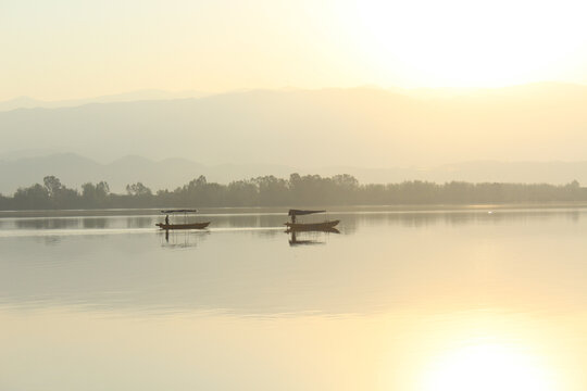 清晨泛舟在邛海上的渔船