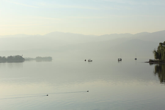 清晨薄雾下的邛海渔船和野鸭