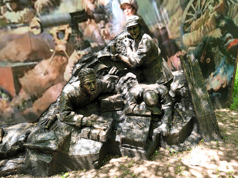 冲锋的战士雕塑