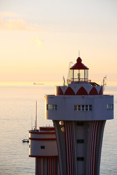 南澳岛早上日出阳光洒在灯塔上