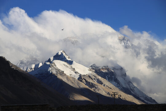 珠穆朗玛峰峰顶被白雪覆盖