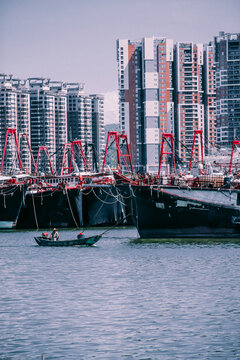 城市港口几艘大型渔船停泊在岸边