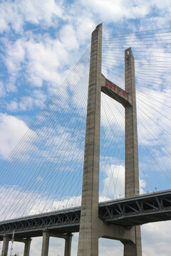 晴空下的上海闵浦大桥