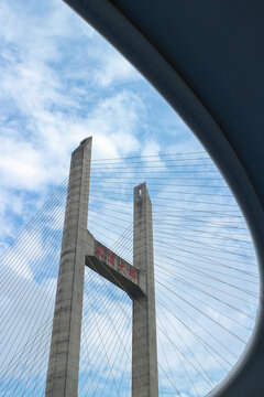 晴空下的的上海闵浦大桥