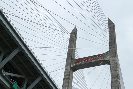 阴天的上海闵浦大桥