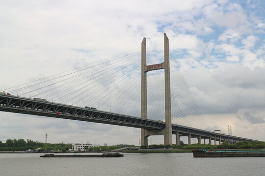 多云下的上海闵浦大桥