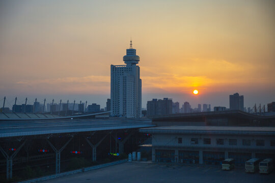 夕阳下的公共汽车站