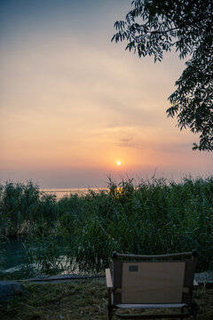 夕阳日落湖边椅子