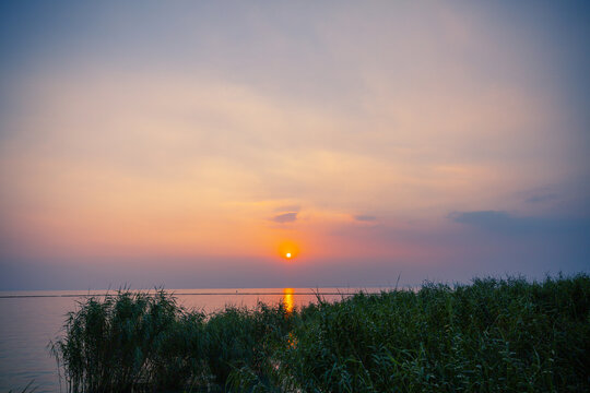 唯美湖边夕阳日落