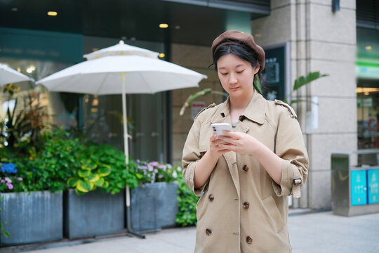 使用手机的自信女性在城市景观