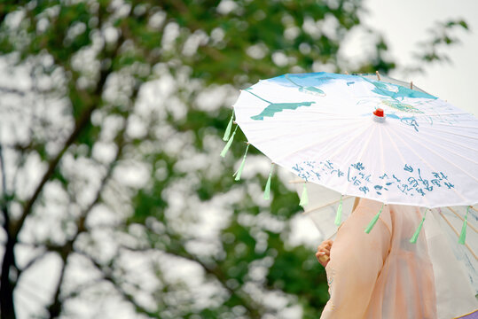 在传统的亚洲遮阳伞下漫步
