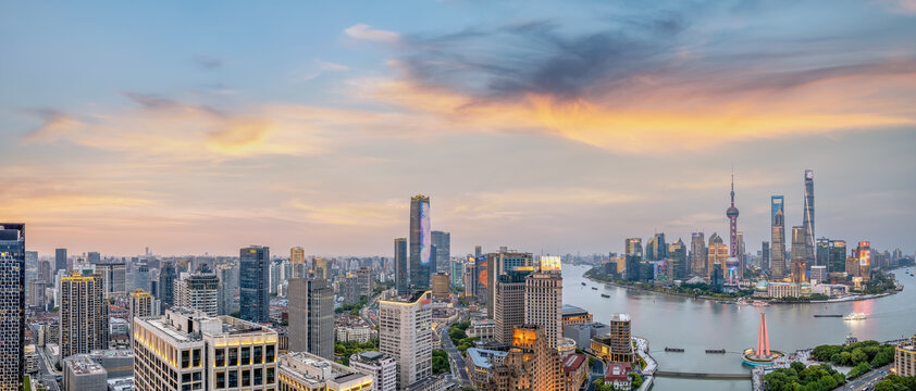 航拍黄昏下的上海全景图