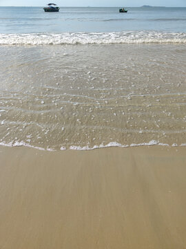 海滩细沙海浪泡沫