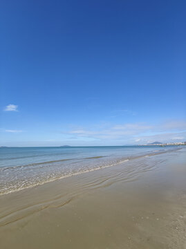 三亚美景海滩蓝天细浪
