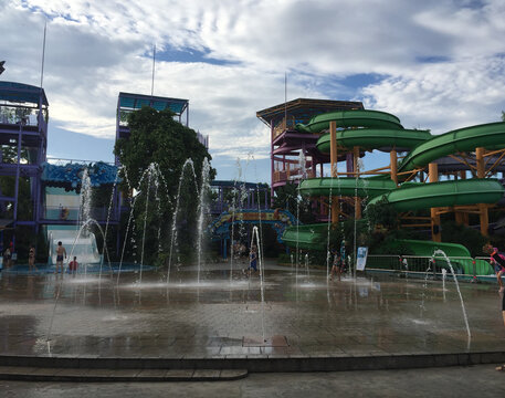 水上乐园中活力四射的喷水广场