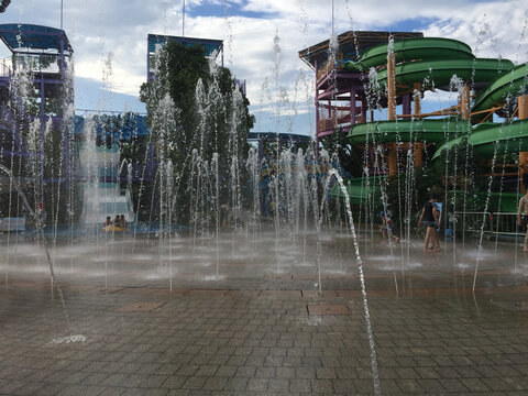 水上乐园喷水广场与太极碗滑道