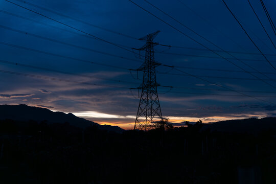 日落时电力塔对天空的低角度视图