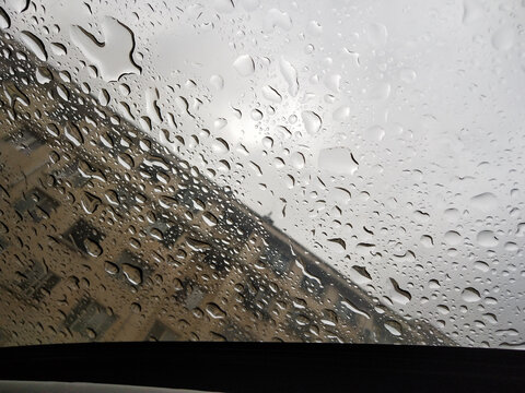 车辆天窗上的雨珠