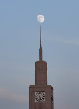 钟式建筑上的月亮