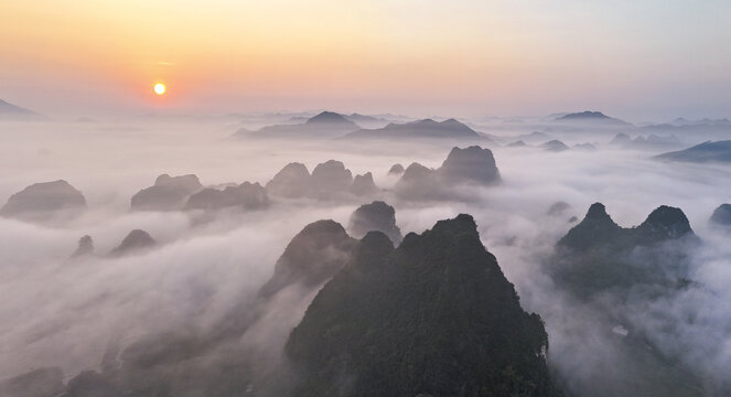 峰林日出云海