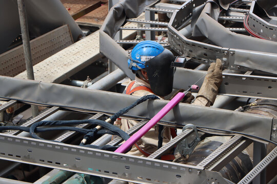 电焊工人焊丝施工制造焊接劳动
