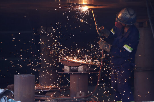 焊接工人焊花切割电焊工业制造