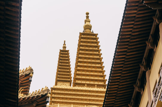 金色的佛教庙宇塔顶上海静安寺