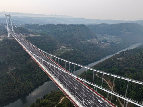 云南群山中的龙江大桥航拍图