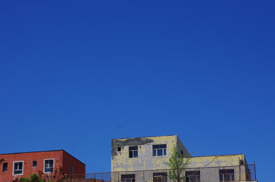 蓝天白云和房屋