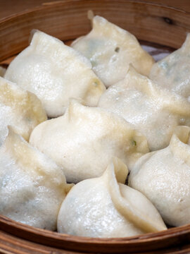餐桌上蒸笼里的蒸饺