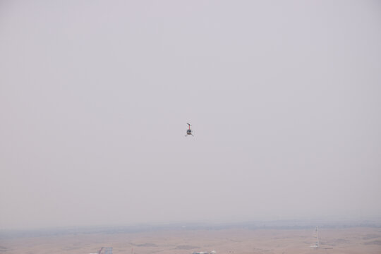 沙漠上的直升机