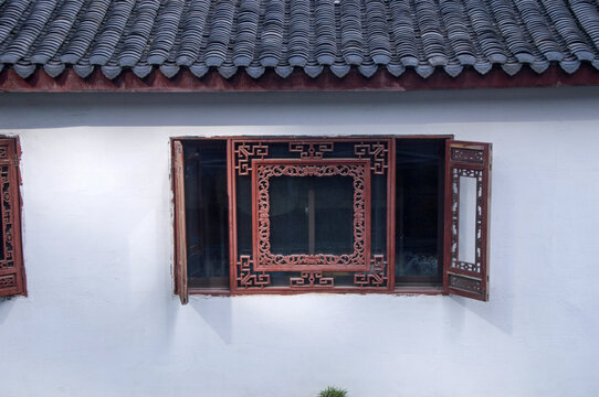 中式建筑屋檐下的窗户
