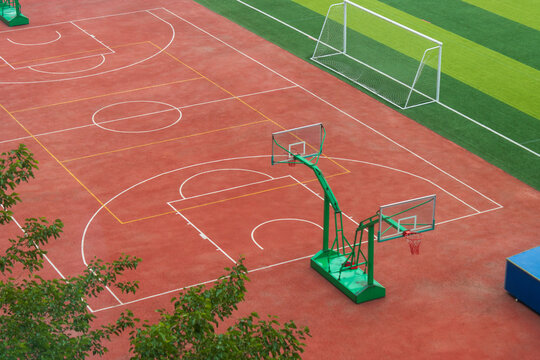 校园操场上的篮球场