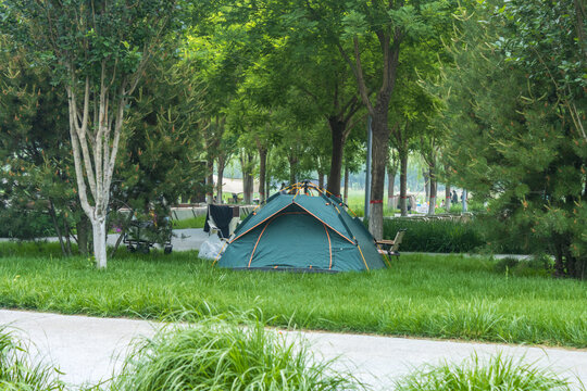 人们春天户外草地露营帐篷