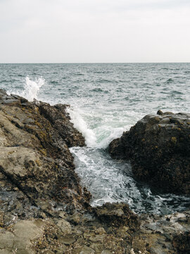 礁石海边海浪浪花